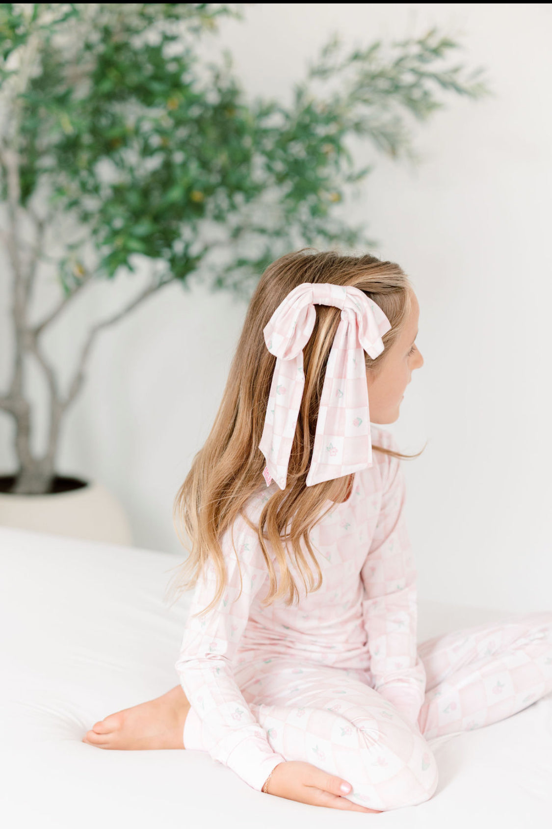 Maddie Duff Bows On Clip